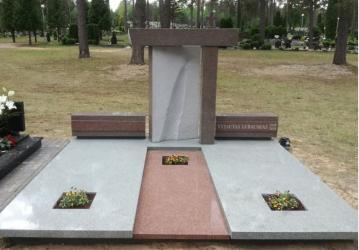 Paminklas   kapinėse-  granitas ,  kapo danga , skulptūra ,, Šešėlis ,,