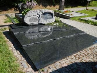 Paminklas   kapinėse-  granitas , - kapo danga -